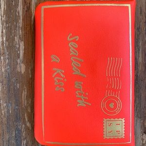 Small travel/makeup bag👛